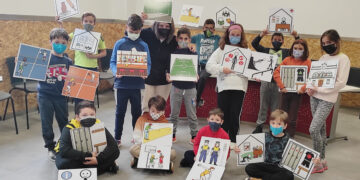 Los participantes en el programa ‘Ciudad de los Niños’ diseñan y colocan pictogramas en los edificios municipales