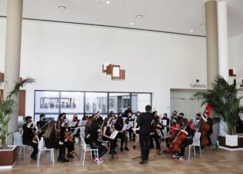 La ‘Orquesta Alana’ homenajea con música a los sanitarios del Hospital