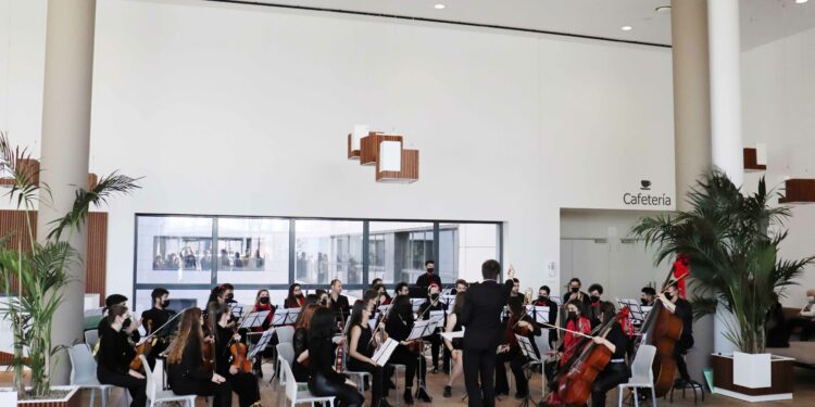 La ‘Orquesta Alana’ homenajea con música a los sanitarios del Hospital