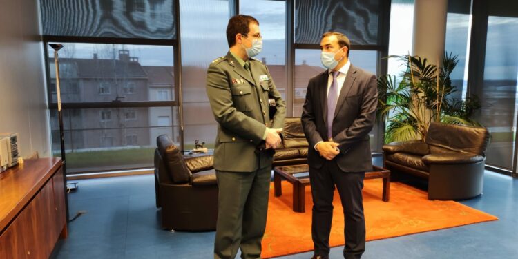 El delegado territorial despide y agradece el trabajo del jefe de la Comandancia de la Guardia Civil