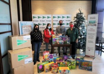 El Corte Inglés entrega a Cruz Roja los juguetes donados por sus clientes y empleados