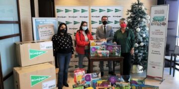 El Corte Inglés entrega a Cruz Roja los juguetes donados por sus clientes y empleados