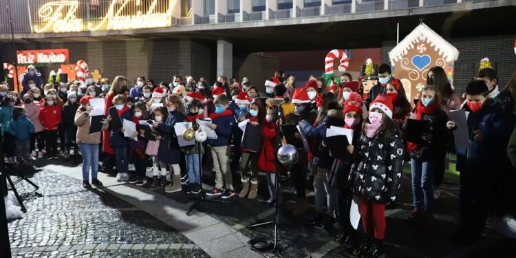 El estallido de luces de colores y el concierto de villancicos inauguran la Navidad santamartina