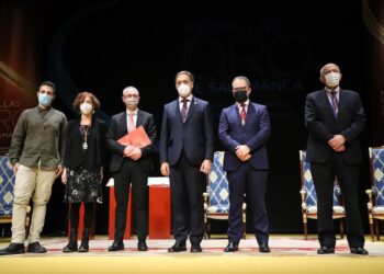 Los profesionales sanitarios reciben la Medalla de Oro de la Ciudad por su «valentía, compromiso y sacrificio» durante la pandemia