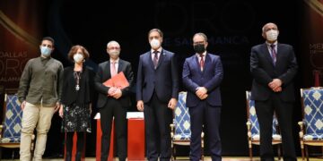 Los profesionales sanitarios reciben la Medalla de Oro de la Ciudad por su «valentía, compromiso y sacrificio» durante la pandemia