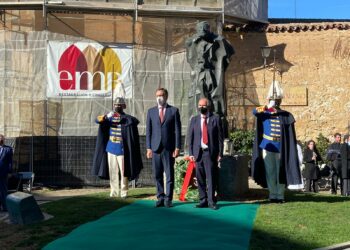 Vicente González encabeza la ofrenda floral del homenaje a Unamuno