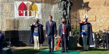 Vicente González encabeza la ofrenda floral del homenaje a Unamuno