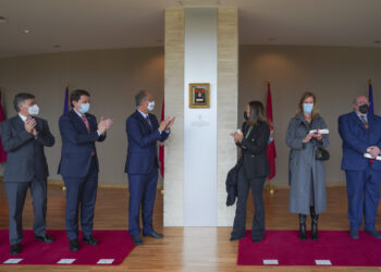 Medalla de oro de las Cortes a los profesionales sanitarios y sociosanitarios