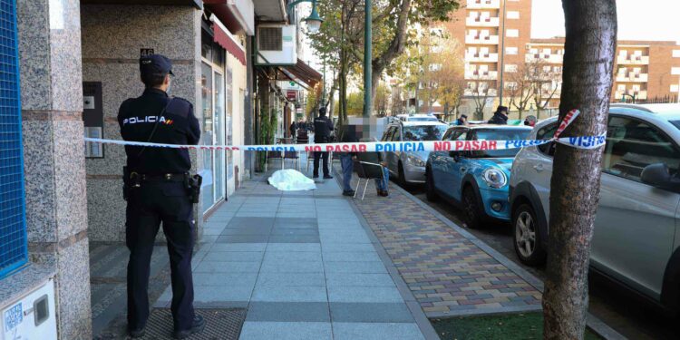 Fallece un varón en plena calle en el Paseo del Rollo