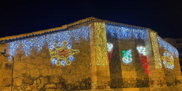 Los municipios iluminan sus calles con el color de las luces que anuncian la Navidad