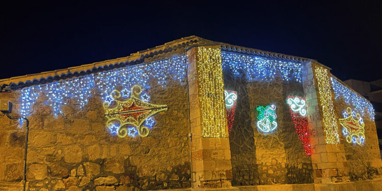 Los municipios iluminan sus calles con el color de las luces que anuncian la Navidad