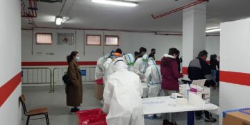 Vuelven las colas al punto covid para afrontar las reuniones de Nochevieja