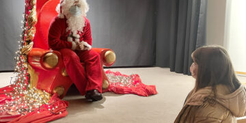 Los niños de Carbajosa, los primeros en visitar a Papá Noel y entregarle sus cartas de regalos y peticiones