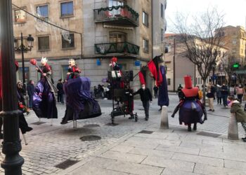 Ambiente navideño y festivo en las calles de la ciudad