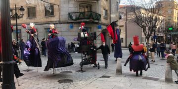 Ambiente navideño y festivo en las calles de la ciudad