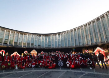 Un centenar de ‘Papa Noeles’ moteros visitan la ‘Villa Navideña’