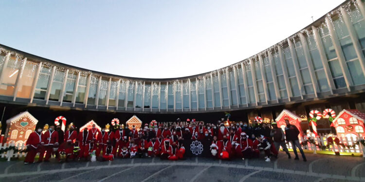 Un centenar de ‘Papa Noeles’ moteros visitan la ‘Villa Navideña’