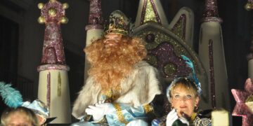 Entrega de invitaciones para acudir a la recepción de los Reyes Magos