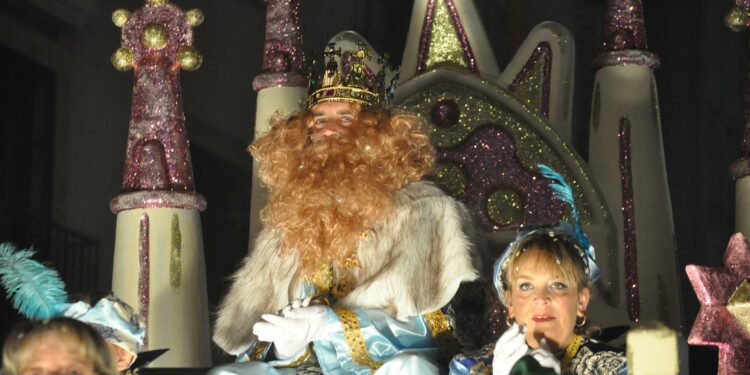 Entrega de invitaciones para acudir a la recepción de los Reyes Magos