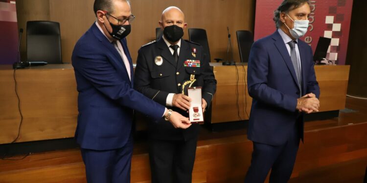 La Policía Local recibe de manos del alcalde la Medalla de Oro al Mérito Policial