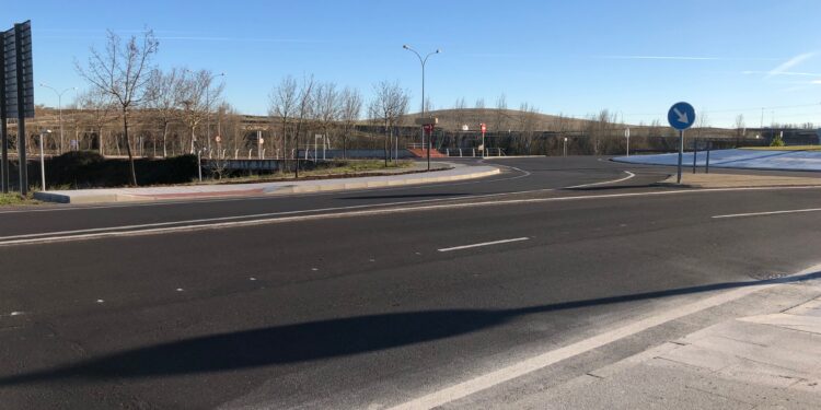 La señalización con detección automática para el paso de peatones seguro en la CL-512 quedará instalada a principios de año