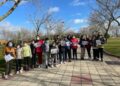Los niños aprenden a manejar la brújula para orientarse en la naturaleza