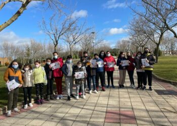 Los niños aprenden a manejar la brújula para orientarse en la naturaleza