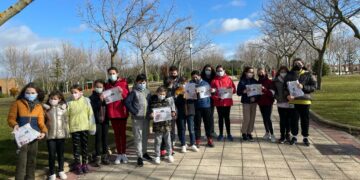 Los niños aprenden a manejar la brújula para orientarse en la naturaleza