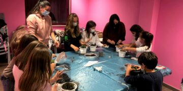 Los niños aprenden la tradición hortícola del municipio con la creación de su huerto urbano ecológico