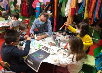 Los niños decoran el árbol ecológico del Centro Cultural con adornos personalizados