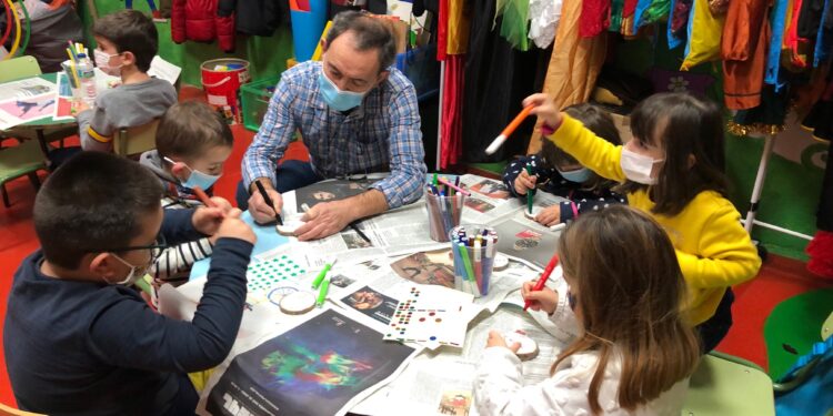 Los niños decoran el árbol ecológico del Centro Cultural con adornos personalizados