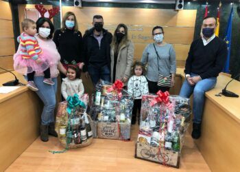 Cestas navideñas para los ganadores del I Concurso de Decoración Navideña de balcones, jardines exteriores y fachadas de viviendas