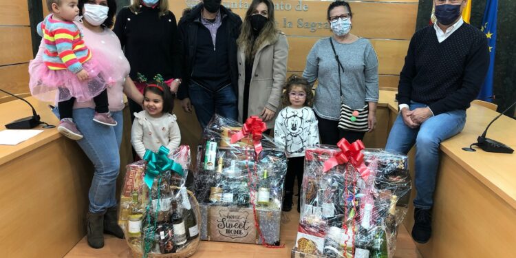 Cestas navideñas para los ganadores del I Concurso de Decoración Navideña de balcones, jardines exteriores y fachadas de viviendas