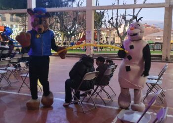 La fiesta infantil de Navidad reúne a un centenar de niños al ritmo de la música y sus personajes animados favoritos