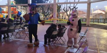La fiesta infantil de Navidad reúne a un centenar de niños al ritmo de la música y sus personajes animados favoritos