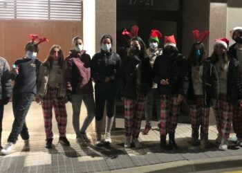 Los jóvenes protagonizan el estreno del programa navideño con sus villancicos por las casas