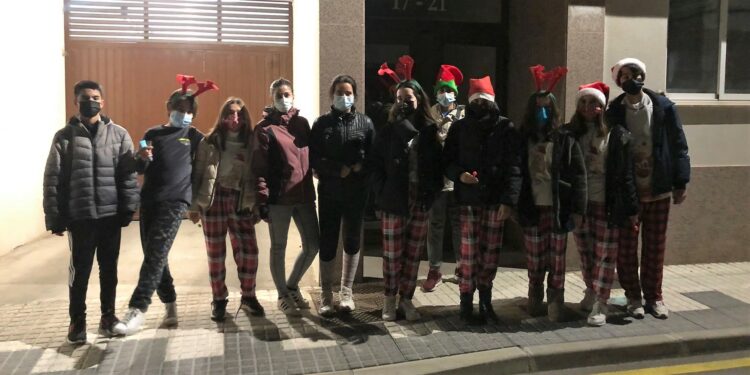 Los jóvenes protagonizan el estreno del programa navideño con sus villancicos por las casas