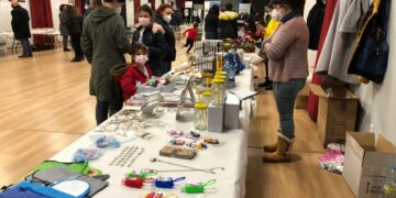 Los vecinos muestran su lado más generoso en el mercadillo solidario y la tortillada benéfica a favor de Pyfano