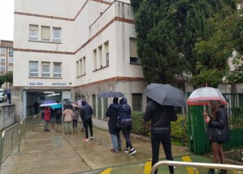 Continúan las colas de salmantinos para hacerse test, con un 20% más de positivos en el cribado masivo de Nochebuena