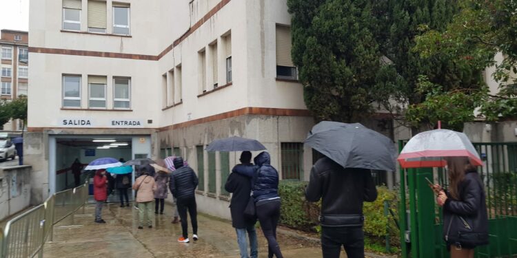 Continúan las colas de salmantinos para hacerse test, con un 20% más de positivos en el cribado masivo de Nochebuena