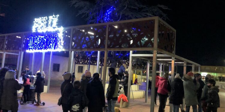 Los vecinos decoran el gran árbol de Navidad de la Plaza San Marcos para iniciar las fiestas