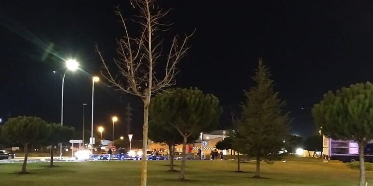 Un camión pierde parte de su carga en la rotonda del Polígono del Montalvo