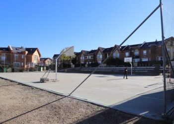 El Ayuntamiento estudia ejecutar una pista deportiva cerrada en ‘El Salinar’ tras rescindir el contrato a la empresa adjudicataria del cerramiento de la pista de Piedra Dorada