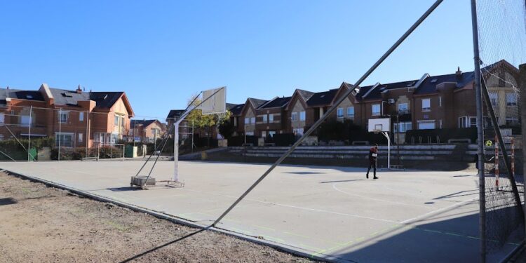 El Ayuntamiento estudia ejecutar una pista deportiva cerrada en ‘El Salinar’ tras rescindir el contrato a la empresa adjudicataria del cerramiento de la pista de Piedra Dorada