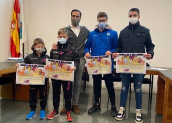 El Ayuntamiento entrega las becas a los deportistas de élite menores de 18 años del municipio