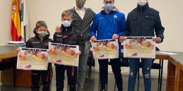 El Ayuntamiento entrega las becas a los deportistas de élite menores de 18 años del municipio