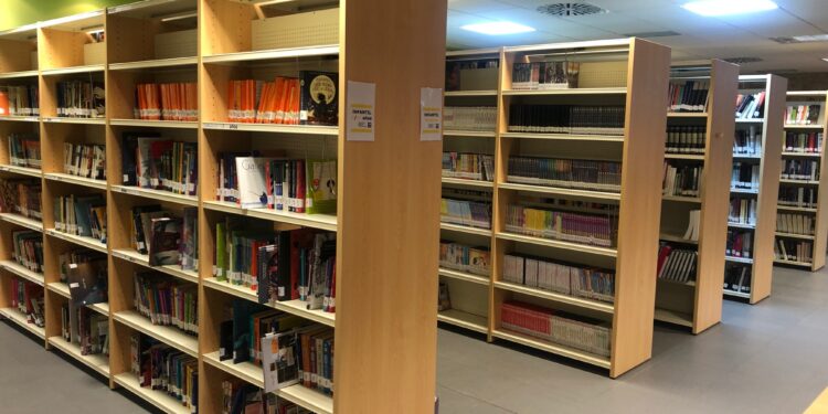 La Biblioteca Pública de Villamayor, en TVE para tejer parte de la ‘bufanda de la Navidad de España Directo’