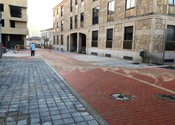 Abierto un tramo de la calle Larga, que estará terminada antes de finalizar el año