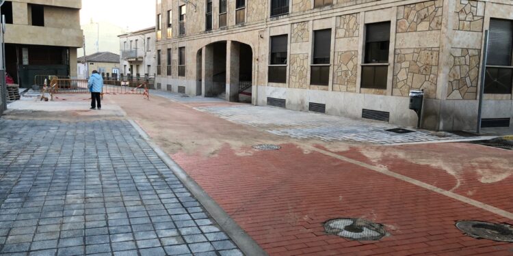 Abierto un tramo de la calle Larga, que estará terminada antes de finalizar el año