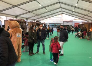 Los vecinos responden a la cita y llenan de ambiente y animación el mercadillo navideño